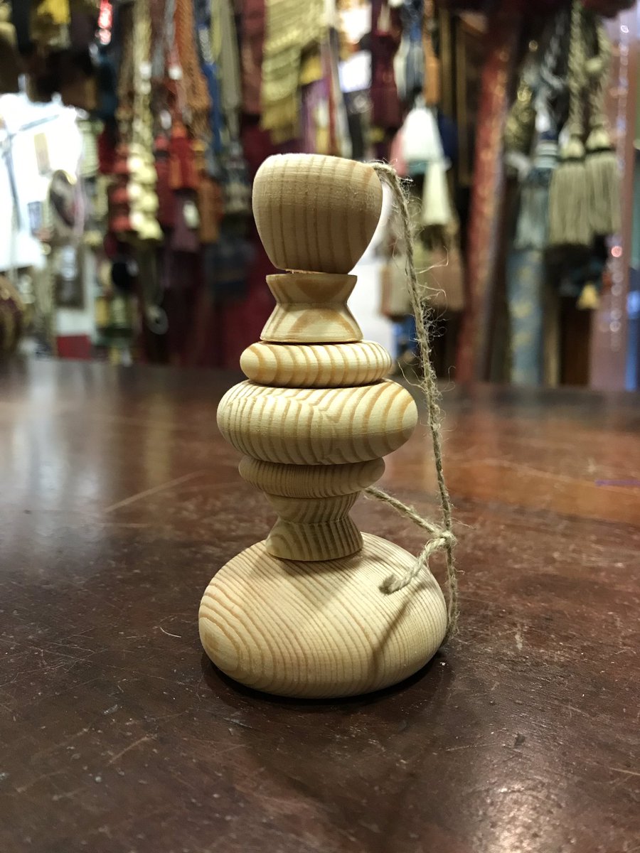 CasaRodriguez13's tweet photo. El antes y el después de rasear y decorar con pilares las maderas con hilo de oro. 
.
.
.
.
#hechoamano #bombazurda #botondeorillo #borlas #tassel #pasamaneria #cordoneria #cingulo #diseño #santa #oroentrefino https://t.co/BMEeyxEuAX
