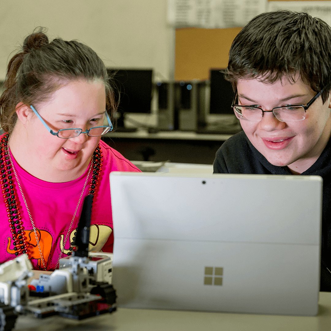 MicrosoftLatam's tweet photo. Todos tenemos las capacidades de crear, programar, construir un robot y competir junto a los mejores. Conoce la historia de Swanson, una estudiante con Síndrome de Down, quien brinda oportunidades a personas con discapacidad.  https://t.co/Fa775wBipA https://t.co/docMHEuSYB