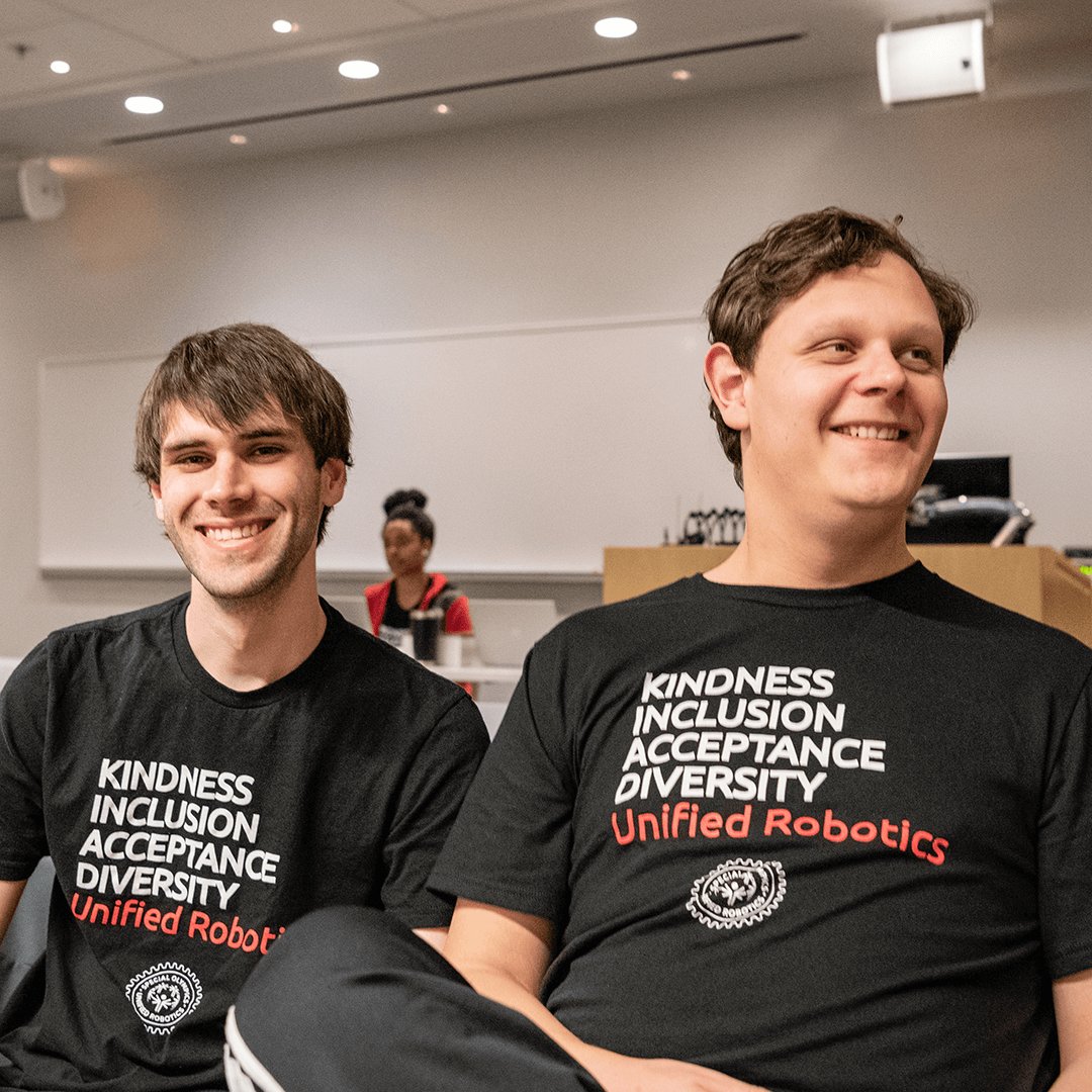 MicrosoftLatam's tweet photo. Todos tenemos las capacidades de crear, programar, construir un robot y competir junto a los mejores. Conoce la historia de Swanson, una estudiante con Síndrome de Down, quien brinda oportunidades a personas con discapacidad.  https://t.co/Fa775wBipA https://t.co/docMHEuSYB