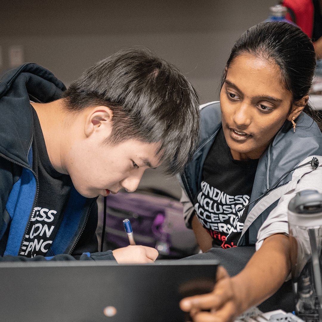 MicrosoftLatam's tweet photo. Todos tenemos las capacidades de crear, programar, construir un robot y competir junto a los mejores. Conoce la historia de Swanson, una estudiante con Síndrome de Down, quien brinda oportunidades a personas con discapacidad.  https://t.co/Fa775wBipA https://t.co/docMHEuSYB