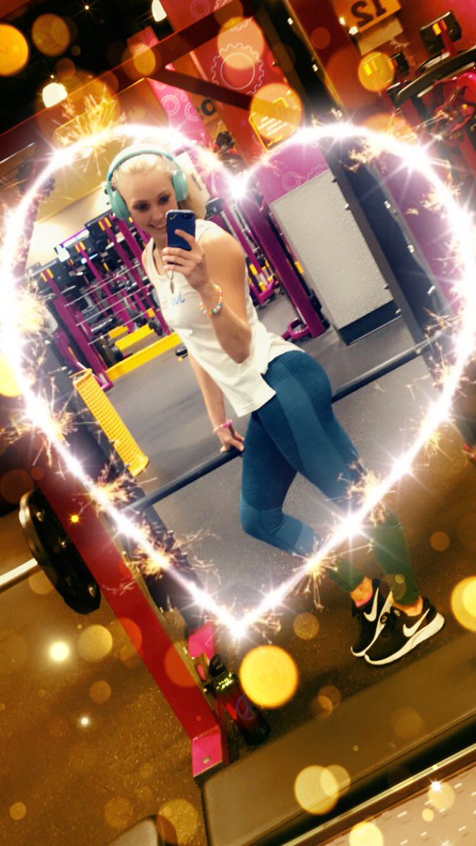 roxygrlquick12's tweet photo. Selfie at the gym earlier #LightsAllNight #plurbabe #iheartraves #gym #bootygains https://t.co/hVf67THMSf