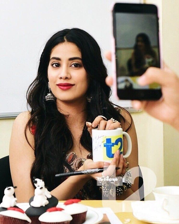 maniahmayank002's tweet photo. @JanhviKapoor_1 So cute 😍😍 https://t.co/LhSfc7REDV