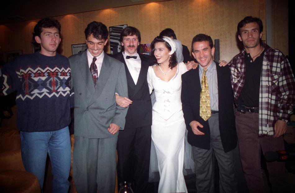 NOSTALJİ| Sergen Yalçın, Zeki Önatlı, (Damat) Metin Tekin, (Gelin) Şevval Sam, Mehmet Özdilek, Feyyaz Uçar 
(Beşiktaş Evlendirme Dairesi) (27 Aralık 1993)