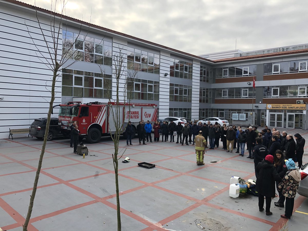 bakirkoy guzel sanatlar lisesi en twitter okulumuzda yangin egitimi ve tatbikati duzenlenmistir cok verimli gecmistir bakirkoy is sagligi guvenligi birimine verdikleri seminerden dolayi tesekkur ederiz bakirkoymem emrullahaydin25 https t co