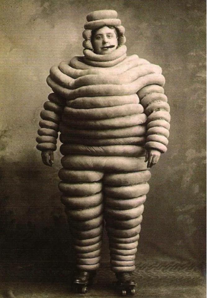 ChateauFougeret's tweet photo. Je vous présente le bonhomme Michelin authentique, 1896. 
C'est la tenue idéale post-réveillon. C'est chaud, vintage et ça cache tous les dégâts. ;) #changeonslamode ! https://t.co/XaNuOlfQ2e