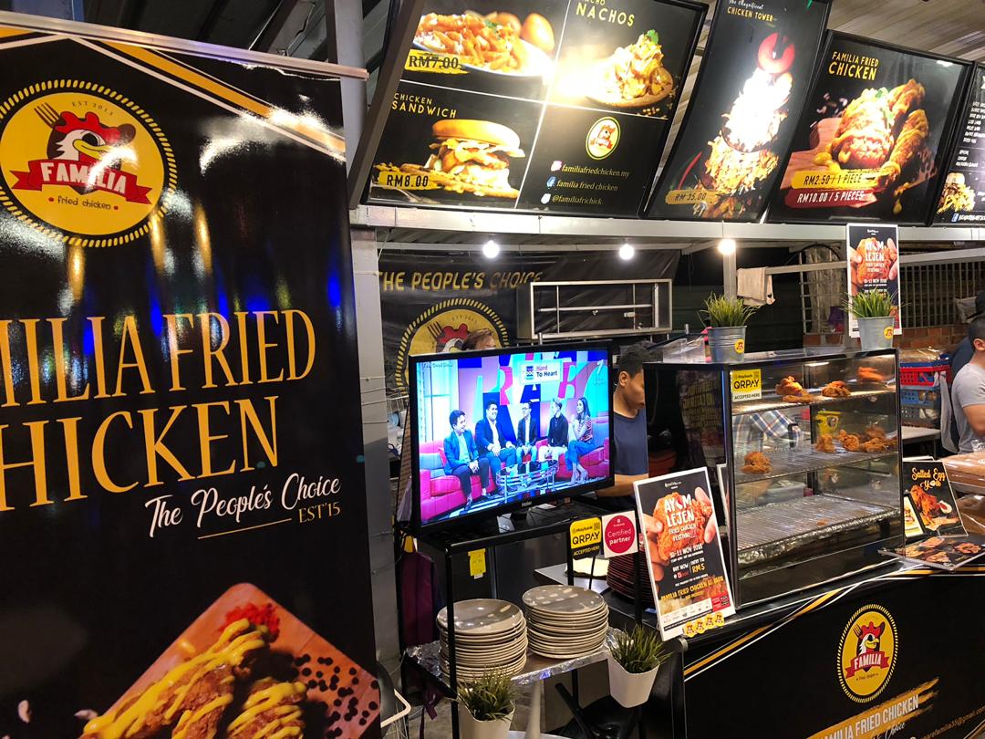 ffcmalaysia's tweet photo. @azraeimuhamad RM 35.00 - 1 Set Chicken Tower

*1st tier -  8 pieces of signature Familia Fried Chicken

*2nd tier - Fresh french fries with our signature cheese 

*3rd tier - Nachos with our signature cheese

4th &amp; 5th tier - Condiments and extra extra cheese sauce

😍😭😳😱🧀🍗📸 https://t.co/dlrU86hueo