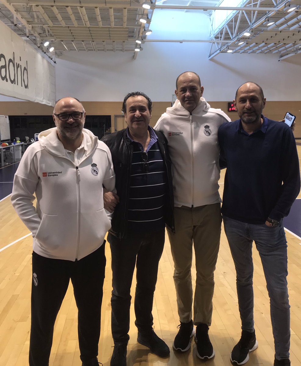 jesussanzsanz44's tweet photo. 4 históricos del basket!! Yo soy el que tiene pelo! 😂😂. Muchas gracias amigos por la excelente mañana! @pablolaso #AlbertoHerreros y #AlbertoAngulo https://t.co/Cgd8TV04EX