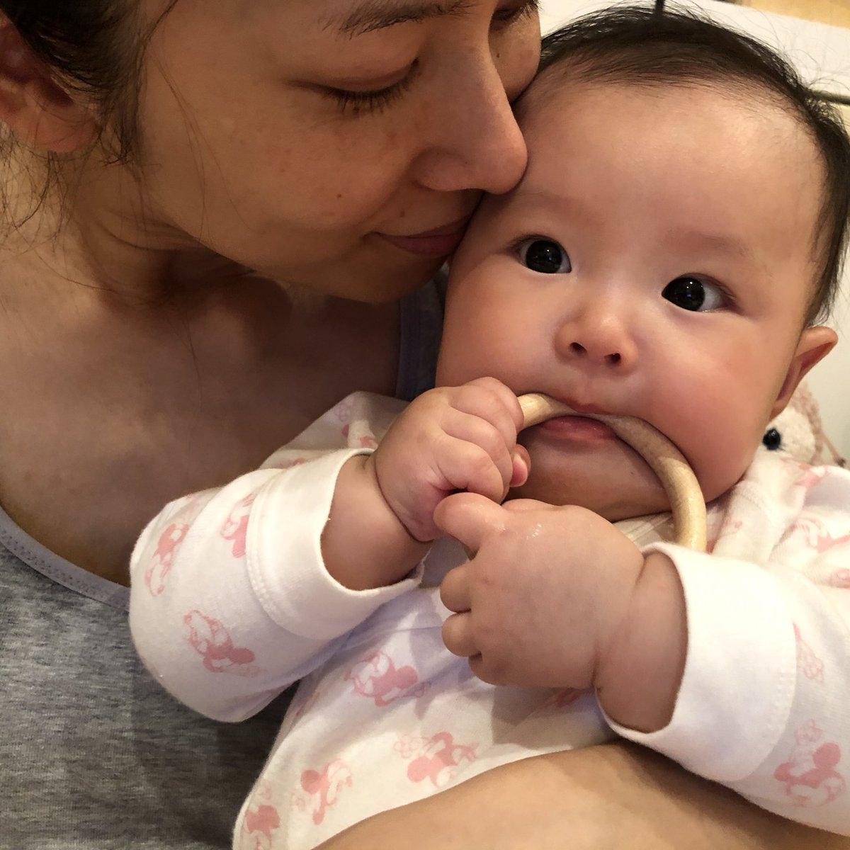 みっちぃ 石崎理絵 على تويتر ついにキタかもしれない 産後の抜け毛 いつもの倍は抜けた ビックリして鏡何度も見たよ笑 見た目は分からないけどね このまま全部抜けませんように すごいね 赤ちゃんを育てるって エネルギーいっぱい使って育ててる 母は強し
