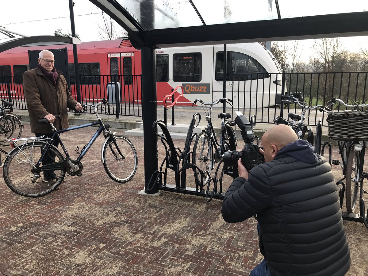 bramdonkers's tweet photo. Vandaag is station Arkel officieel heropend door scheidend wethouder Jan de Groot van de Gemeente Giessenlanden. Het was zijn allerlaatste formele activiteit. Ik was er als woordvoerder @merwedelinge om de hectiek in goede banen te leiden... https://t.co/DnJQP30FHE