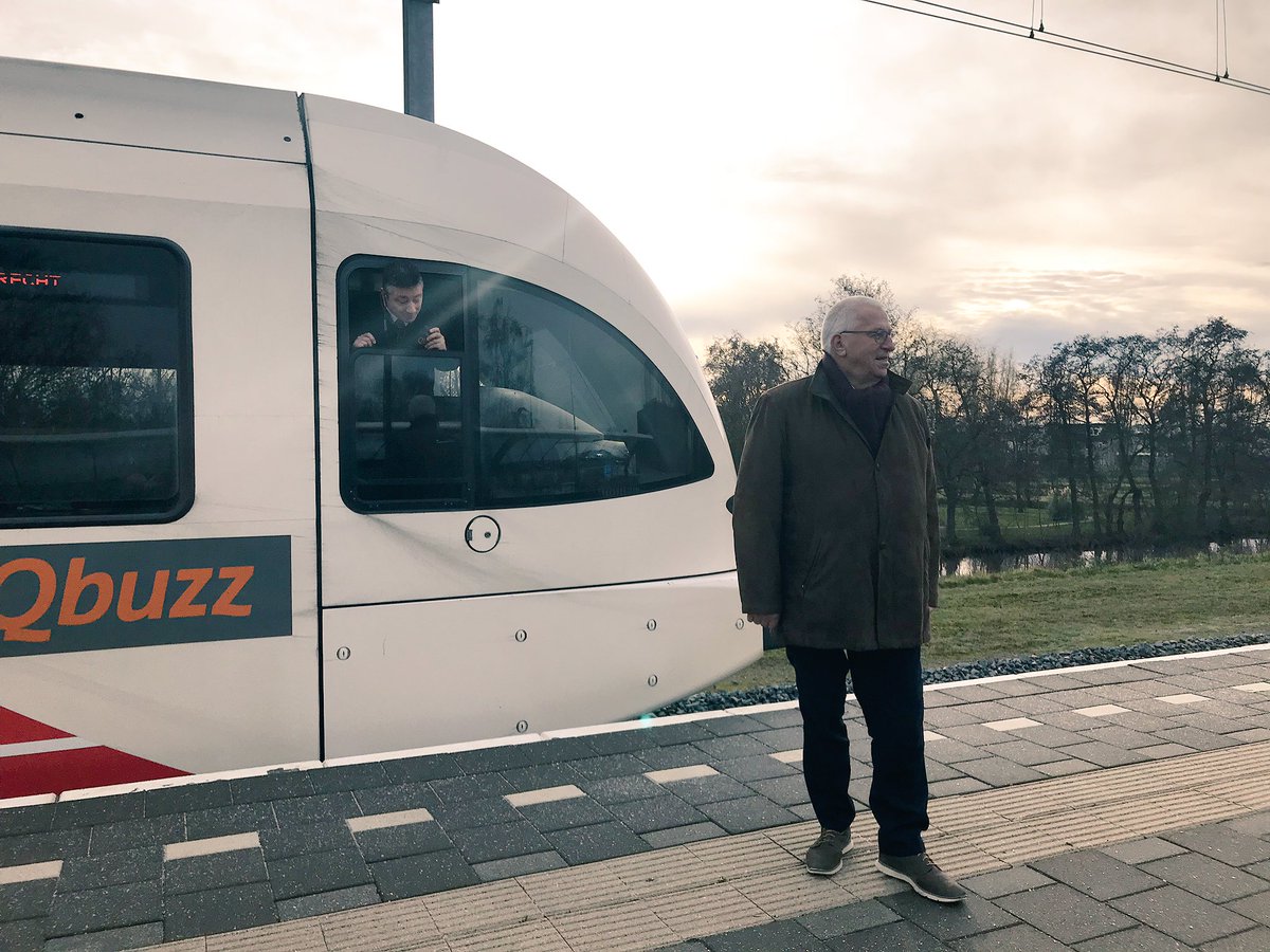 bramdonkers's tweet photo. Vandaag is station Arkel officieel heropend door scheidend wethouder Jan de Groot van de Gemeente Giessenlanden. Het was zijn allerlaatste formele activiteit. Ik was er als woordvoerder @merwedelinge om de hectiek in goede banen te leiden... https://t.co/DnJQP30FHE