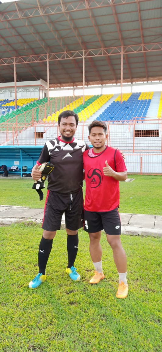 Udin_09's tweet photo. Mumpung liga belum dimulai, alhamdulillah bs latihan bareng 27/12 sama Andik Virmansyah, Adam Maulana, M. Irfan di Gelora 10 November bersama Tim 5 Benua FC https://t.co/rVaF9popSB