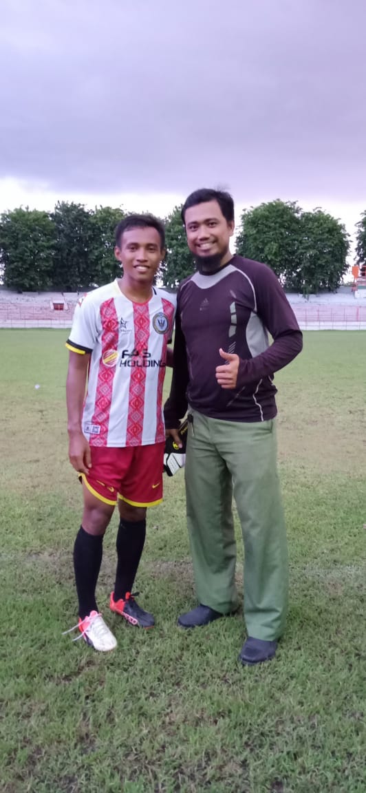 Udin_09's tweet photo. Mumpung liga belum dimulai, alhamdulillah bs latihan bareng 27/12 sama Andik Virmansyah, Adam Maulana, M. Irfan di Gelora 10 November bersama Tim 5 Benua FC https://t.co/rVaF9popSB