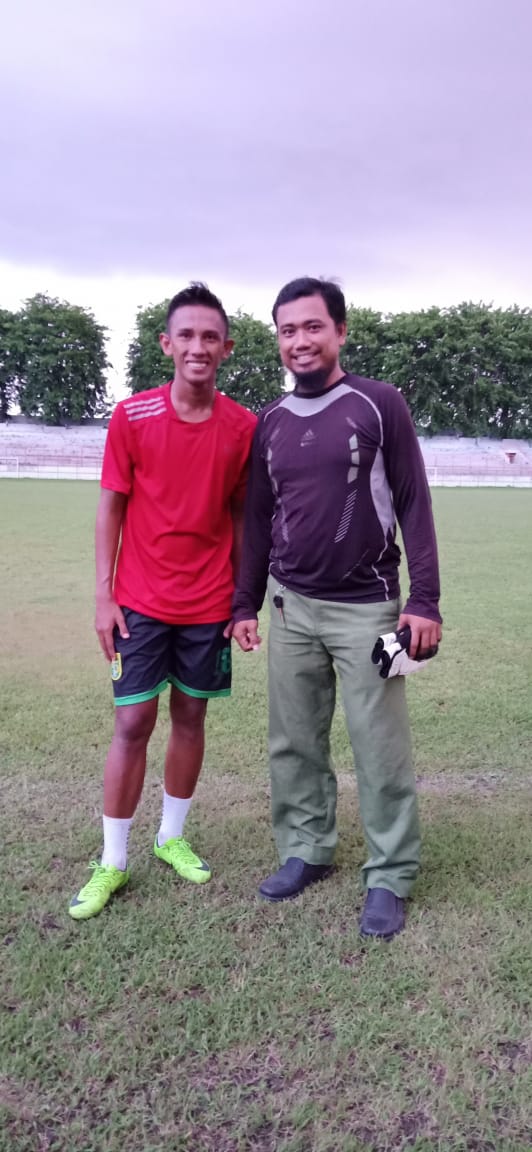 Udin_09's tweet photo. Mumpung liga belum dimulai, alhamdulillah bs latihan bareng 27/12 sama Andik Virmansyah, Adam Maulana, M. Irfan di Gelora 10 November bersama Tim 5 Benua FC https://t.co/rVaF9popSB