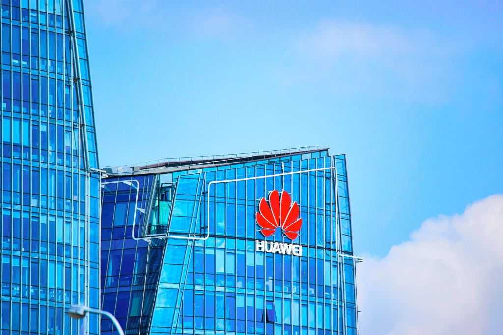 lafivawebsite's tweet photo. Trump veut interdire aux entreprises américaines d'utiliser du matériel de télécommunication chinois https://t.co/L4Pnaiwhtu https://t.co/FA90tsODDi