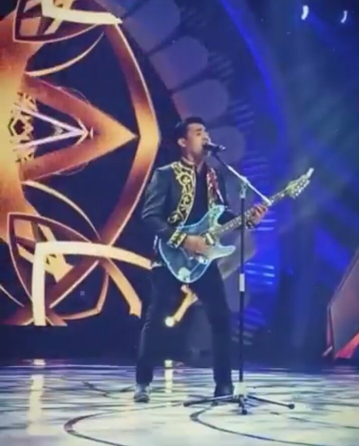 Srimuly99219634's tweet photo. #FildanDiGFDAA4
Kalau sudah mainkan gitar auramu semakin memancar 😎🤘 https://t.co/A0X1veYL4Z