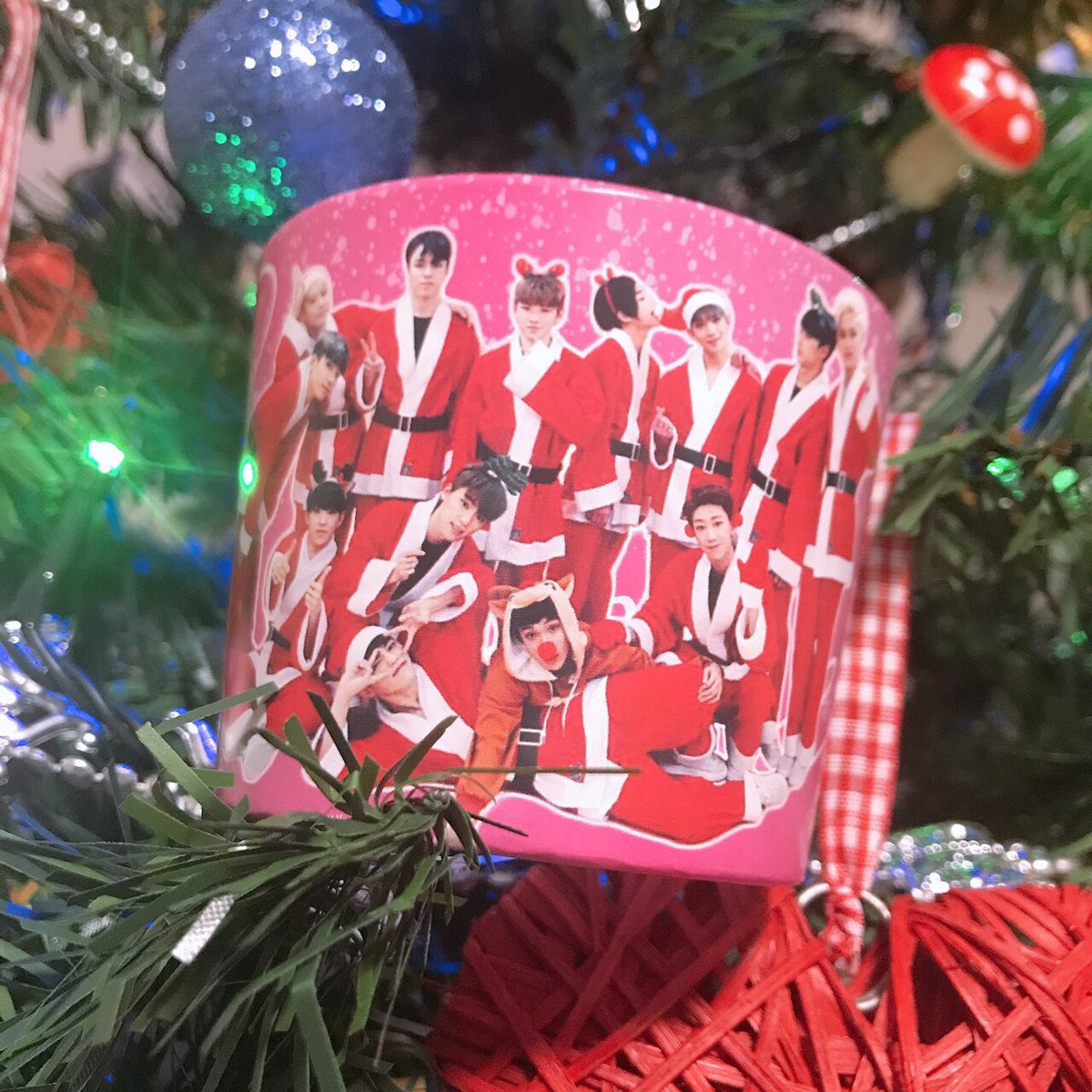 526degrees's tweet photo. Hi everyone! We will be giving out the cup holders at @shuacafesg this weekend! If you would like to take one, do drop by +82 this weekend! 

#526XMAS #1230FORSHUA #SEVENTEEN #세븐틴 https://t.co/IQG6w4IGV3