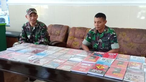 sandalista1789's tweet photo. Buku-buku ini dijual atau hanya boleh dibaca di tempat, pak?

#ngelapak 
#perpustakaanjalanan https://t.co/24NuSB02cH