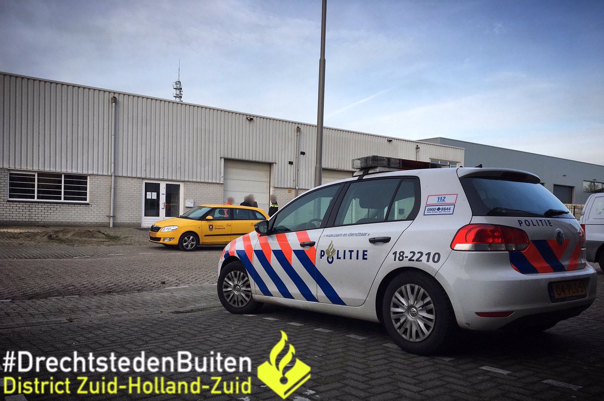 Pol_Ruitenberg's tweet photo. Vanochtend met wijkagent Schaeffer @Sliedrechtgem geassisteerd bij sluiting van voormalig #drugspand op het industrieterrein Nijverwaard in #Sliedrecht. Door @BramvanHemmen is op grond van #13BOpiumwet besloten dat het pand 6 maanden dicht gaat.  #AanpakOndermijning #Ondermijning https://t.co/U5UaSiQwQt