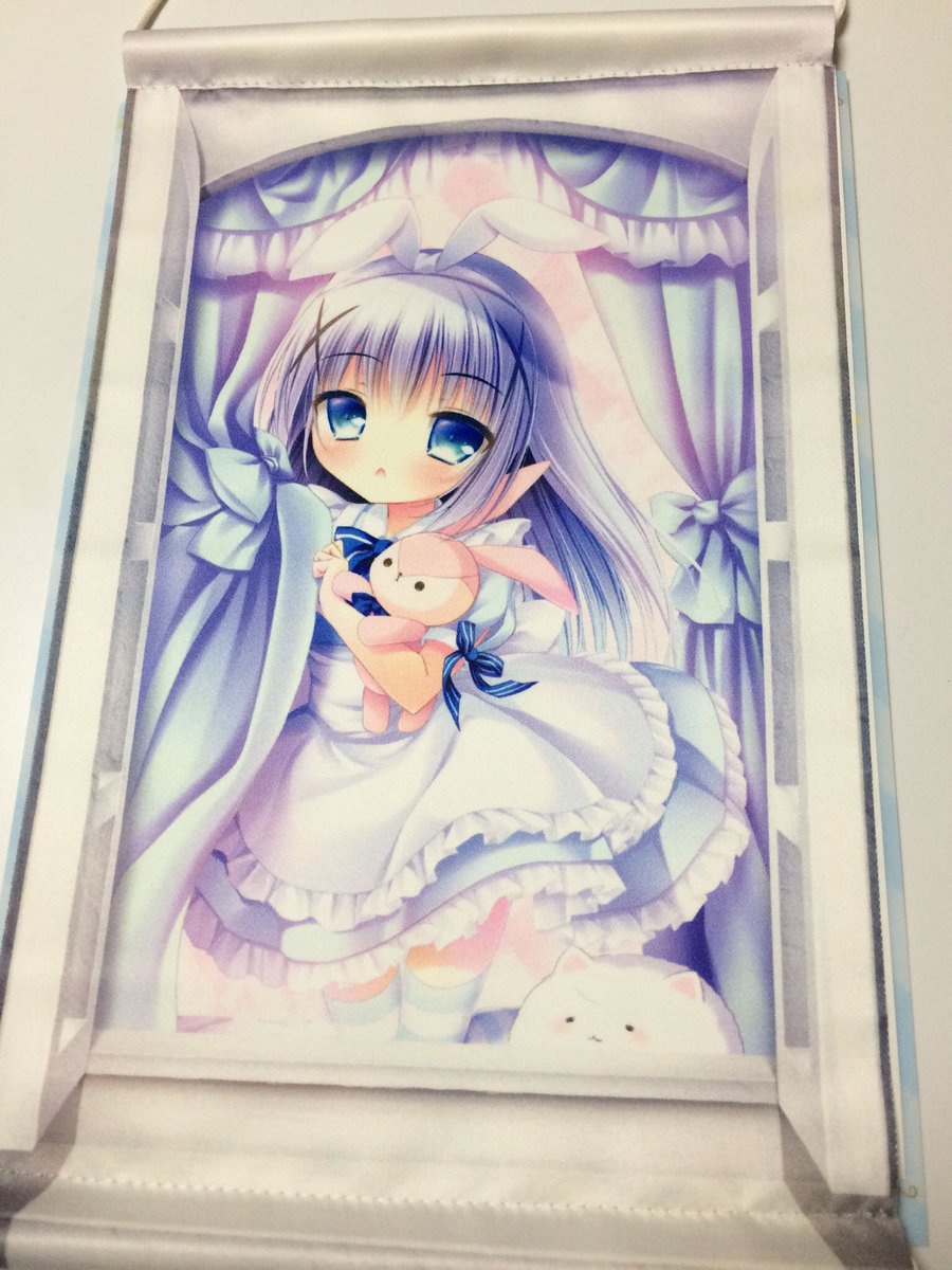 冬コミで頒布するアリスチノちゃんのミニタペストリーが届きました🐰🎀  壁に飾ると窓からひょこっと顔出してるみたいで可愛いです✨ 