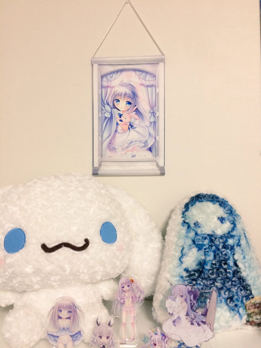 冬コミで頒布するアリスチノちゃんのミニタペストリーが届きました🐰🎀  壁に飾ると窓からひょこっと顔出してるみたいで可愛いです✨ 