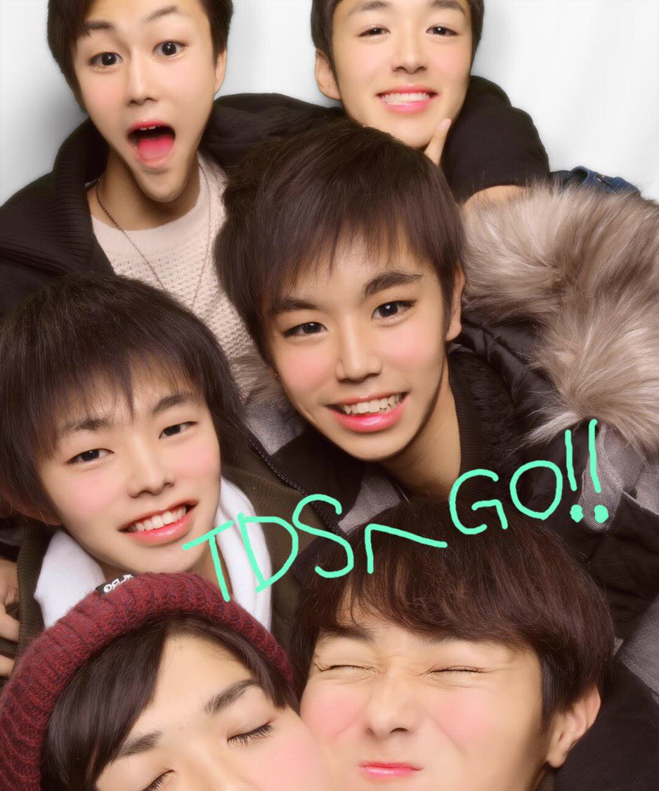 kuya0129's tweet photo. 初めてのディズニーめっちゃ楽しかった😆
今年のクリスマスはバスの中でした🤟 https://t.co/zMpCltyVHK