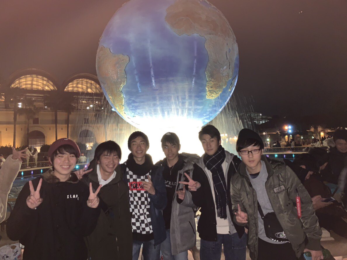 kuya0129's tweet photo. 初めてのディズニーめっちゃ楽しかった😆
今年のクリスマスはバスの中でした🤟 https://t.co/zMpCltyVHK