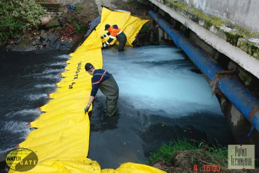 inondation_STOP's tweet photo. Le barrage anti #pollution WaterGate retient les écoulements polluants au plus près de leur origine! Pollutions terrestres ou aquatiques, il permet de décanter les #hydrocarbures tout en laissant passer l'eau grâce à ses trous de relâche. #DD @Total #TRAPIL https://t.co/3VBokNp2RG