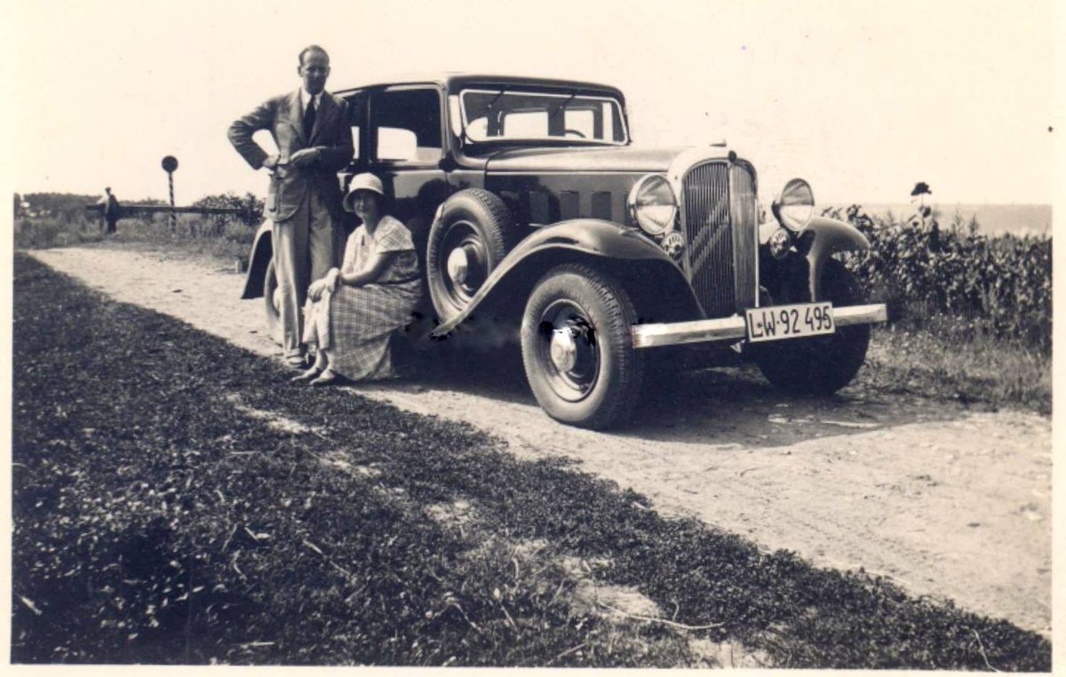 Ходорів, серпень 1938. Один з власників цукрового заводу Євген Любомирський та його дружина біля свого нового авто. Сімейний архів родини Де Во (De Vaux) .

khodoriv.info/past/evgen-lub…