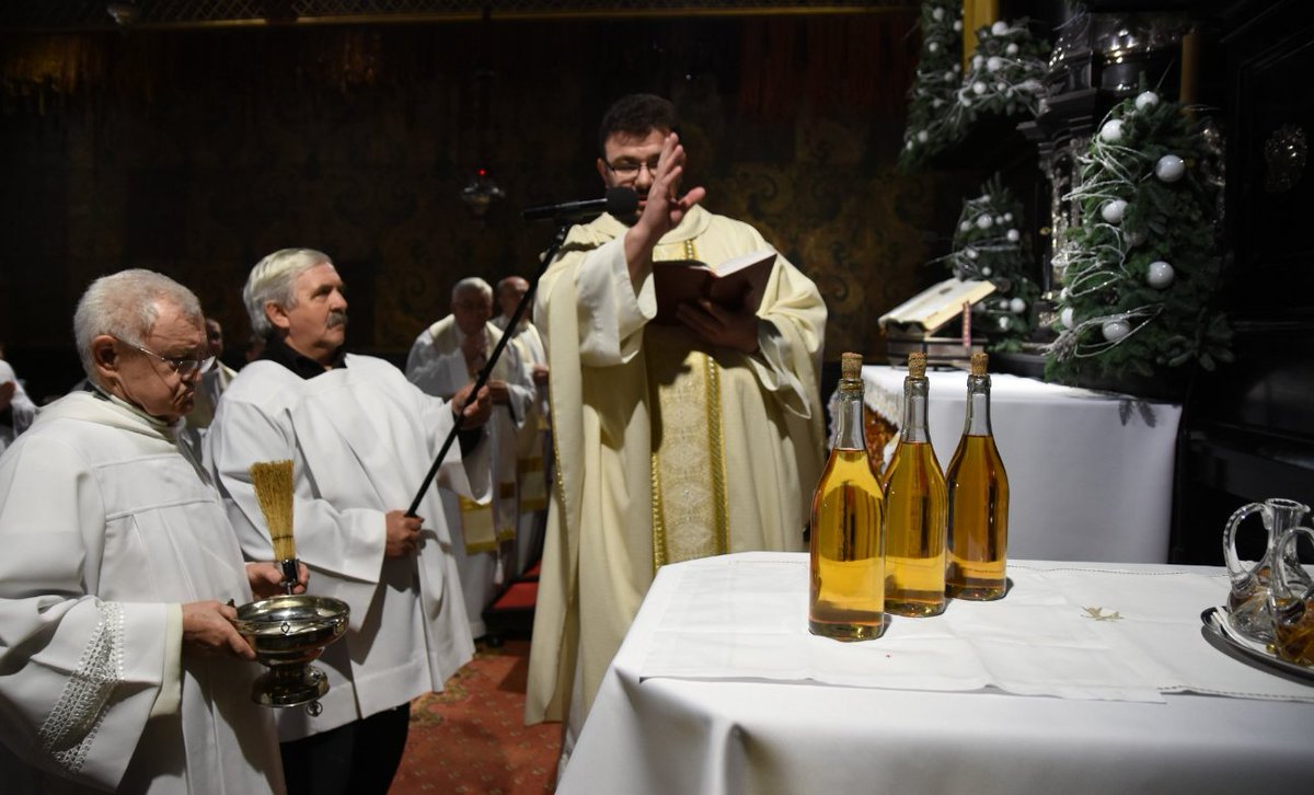 sunday_catholic's tweet photo. At #JasnaGóra, according to tradition, the #Masswine was dedicated. It is in remembrance of the memory of #SaintJohn the #Evangelist, who miraculously released the liquor from poison. (pic. by @JasnaGoraNews ) @ChurchInPoland https://t.co/E5k1pTSszH
