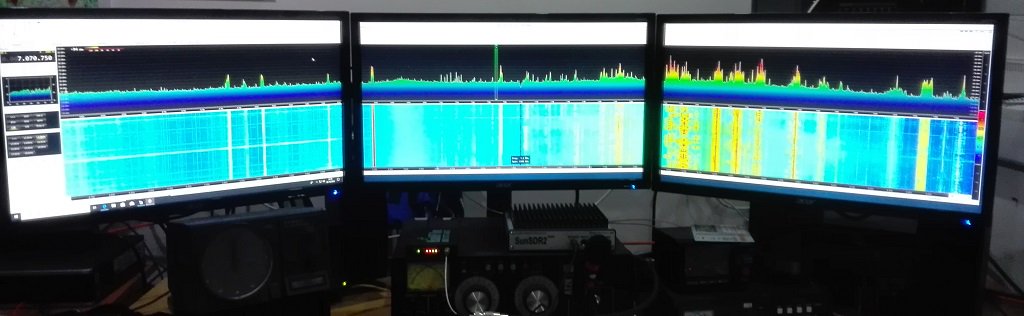 F4EWI_Thierry's tweet photo. Test d'un #HackRF One avec le logiciel SDR console V3. Avec les 3 écrans, il est possible d'afficher de 4,6Mhz à 9,6MHz. Sur un PC avec un core i5, le #SunSDR2pro + le #HackRF en même temps montre une utilisation du processeur à 20% https://t.co/Ppu6mDvYuD