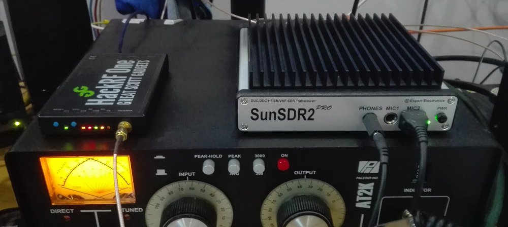 F4EWI_Thierry's tweet photo. Test d'un #HackRF One avec le logiciel SDR console V3. Avec les 3 écrans, il est possible d'afficher de 4,6Mhz à 9,6MHz. Sur un PC avec un core i5, le #SunSDR2pro + le #HackRF en même temps montre une utilisation du processeur à 20% https://t.co/Ppu6mDvYuD