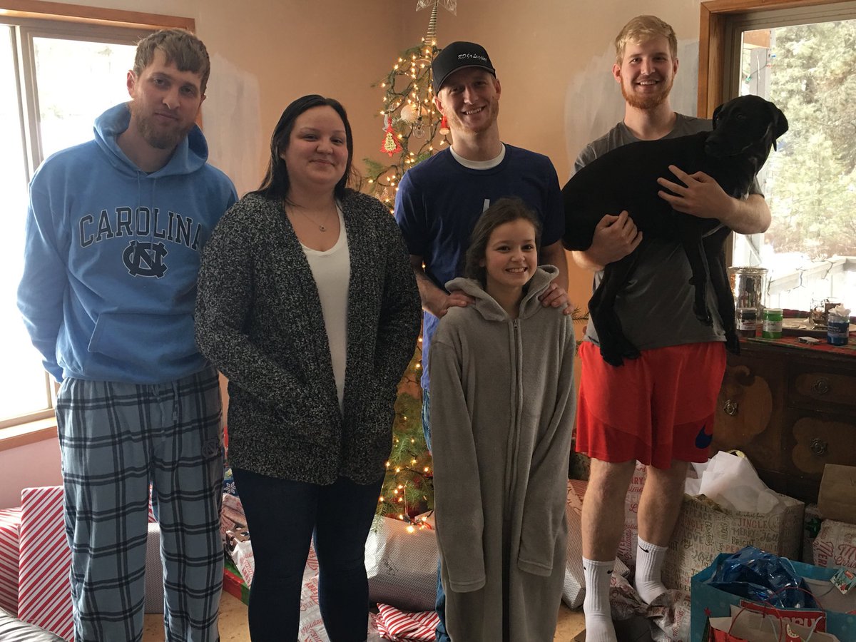 HhardinM's tweet photo. Happy New Year from the Hardin’s ❤️❤️@WyattHardinnn @TaimaKern  @kolehardin23 https://t.co/4TuacHKvis