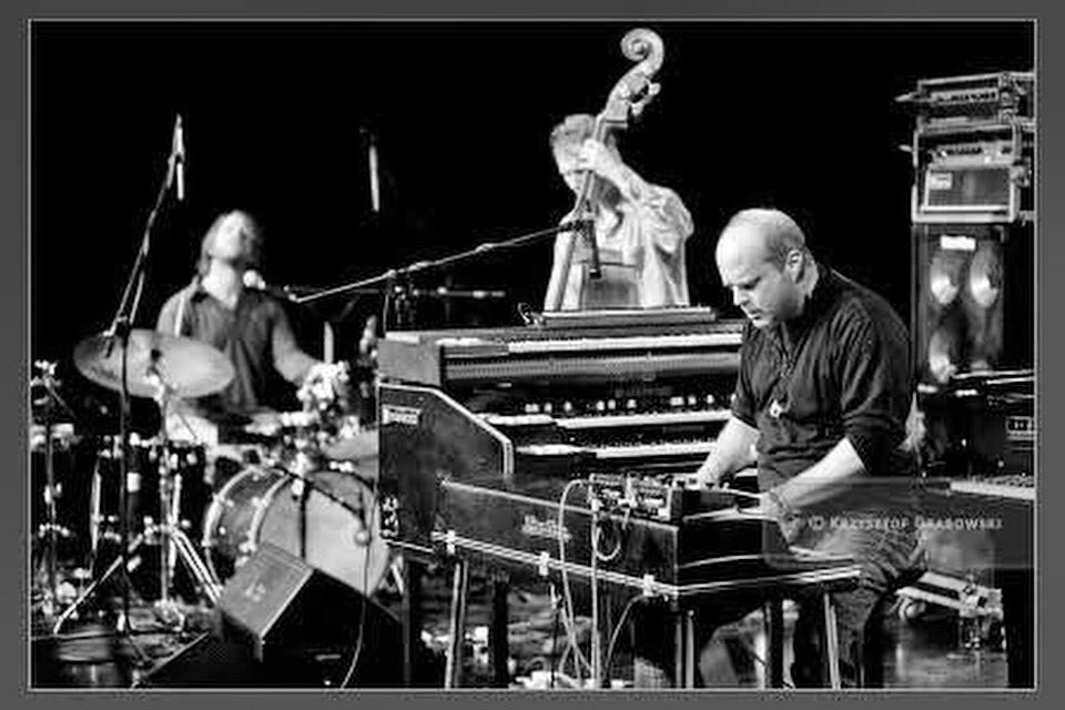 soyuerf's tweet photo. Cazca 2018’in son programında avantgroove’un en iyi gruplarından Medeski Martin & Wood’u konuk ediyor 🙏🎹🥁🎻🎼Müziğin Özgür Dili her Perşembe 21:00, her Cuma 09:00, bekliyorum 😎 @MMWBand #mmwband @MedeskiMusic @Bmartin63 #chriswood @joyjazzradio https://t.co/AvgNhlf6xE #cazca https://t.co/TQWaHOfWpz