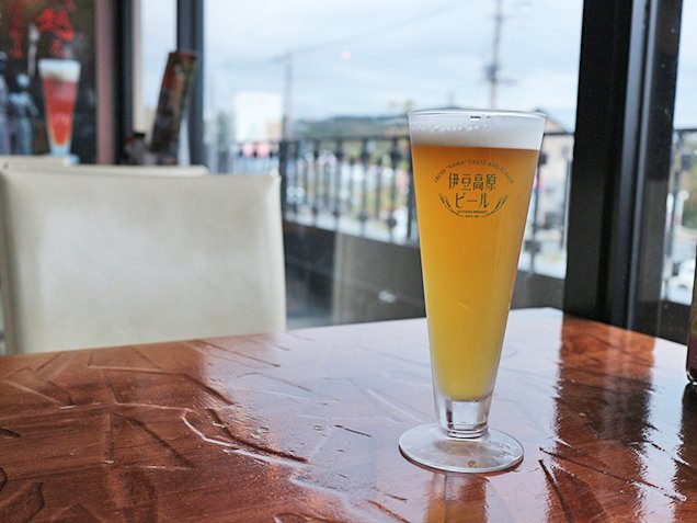 viewtabi's tweet photo. ＼昼から地ビール三昧！／
伊東市富戸にある「#伊豆高原ビール 本店」には、数種のオリジナル #地ビール を楽しめる���ストランがあります。まずは「大室」というケルシュビールから。山盛り海鮮丼が名物のお店ですが、ここはあえてのソーセージ3種盛り！
https://t.co/GiOoLajM0L

#びゅうたび #東伊豆 https://t.co/e2q1VVAUmh