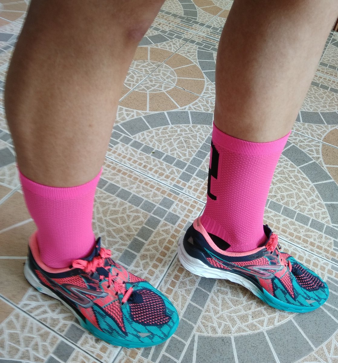 RaquelAtleta's tweet photo. En una palabra @RD_socks comodidad!!! Y encima son chulisimos😉😝.
Nose si será la suerte de estrenarlos pero hoy las series salieron de lujo😊.
#EntrenayMejora #Skechers #vegavero #Oxd #Rdsocks #cébé
#corrermehacefeliz #FelicesFiestas #SanSilvestre https://t.co/SBn8mObhYX