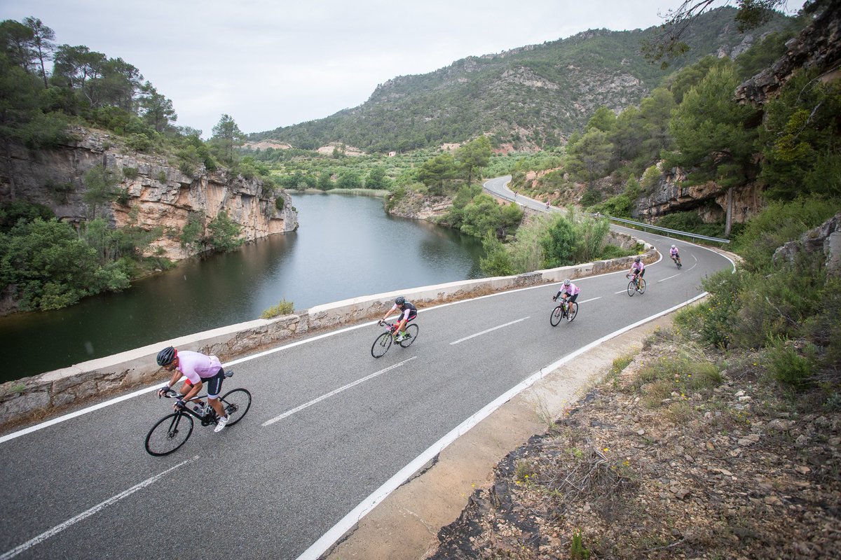 GranFondoLM's tweet photo. Con el #2019 a la vuelta de la esquina, toca hacer balance del 2018 y plantearse nuevas metas. ¿Se te ocurre mejor reto que #PolarGranFondoLaMussara?, ¿todavía no te has inscrito? 🚴🏻🚴🏼 Además este año está cargado de novedades como la plataforma #GFLive 👉https://t.co/BqjBfL3V7g https://t.co/hhTQTp4DwF