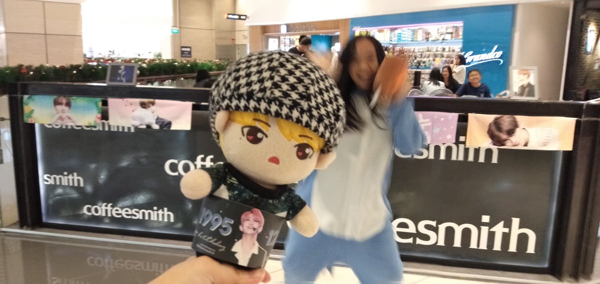 hanhaoeggie's tweet photo. HAOHAO doll × #EFFLORESCENCEJS 💜💜
the deco was pretty, the cupsleeve was beautiful but the admin abit wild HAHAHJK ILY MY FAV BOTTOM & YOU DID A GREAT JOB 💜💜 https://t.co/Imdx8RewYo
