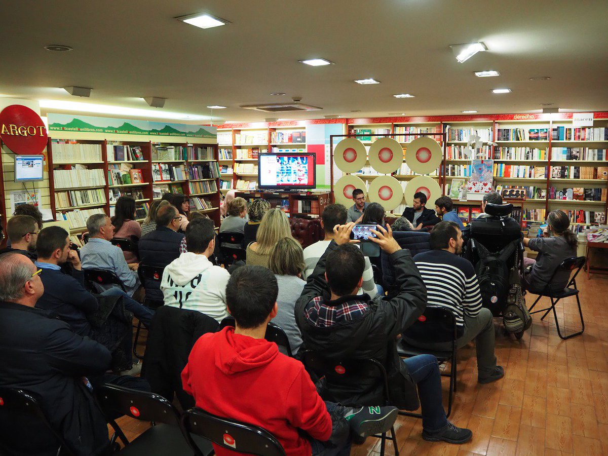 PodiumCastellon's tweet photo. Gracias a todos los que nos acompañasteis en la presentación del número 5 celebrada ayer en @Llibreriaargot. 📷 Aquí tenéis algunas fotos del evento. 👍 Lo pasamos genial. #deporte #esport #Castellón #PodiumCastellón https://t.co/y2F1LkP69n