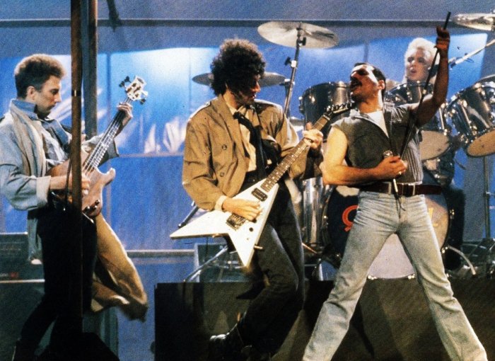 кристофер ламберт и фредди меркьюри. Queen песня из горца. Queen – princes of the universe горец. горец сериал отрубил голову. квин и фильм горец.