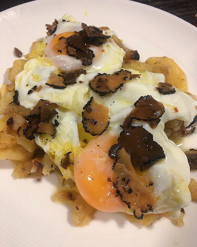 eatsaboutfood's tweet photo. Huevos, trufa y patatas a lo pobre... poco más hace falta para alegrar una comida! #Huevos #Trufa #AlgoMasQueVinos #Ceuta #Foodie #EaFoodinCeuta https://t.co/RIGvmb6IJV