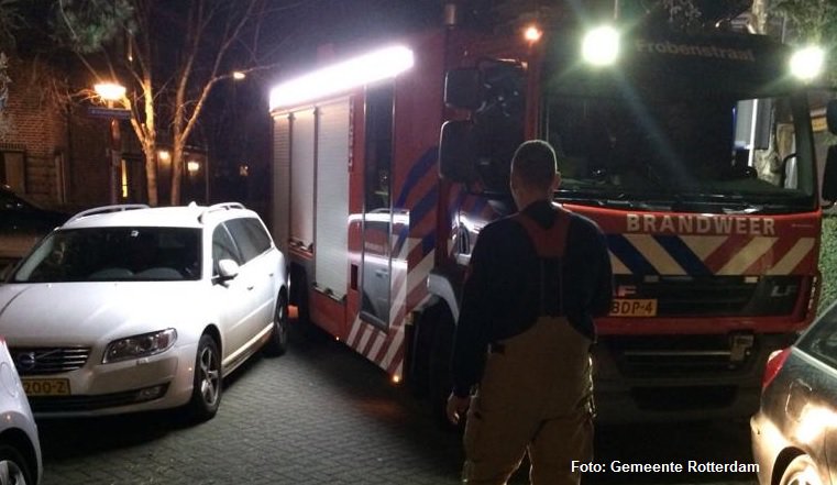 Stadsbeheer010's tweet photo. #Parkeert u uw #auto netjes in uw straat, zodanig dat grote voertuigen van #hulpdiensten snel daar kunnen zijn waar ze nodig zijn? Met Politie, Brandweer, Ambulance en Veiligheidsregio organiseert onze #Handhaving010 komende weken bewustwordingsacties 'Elke seconde telt ...'. https://t.co/3KQe50mEzZ