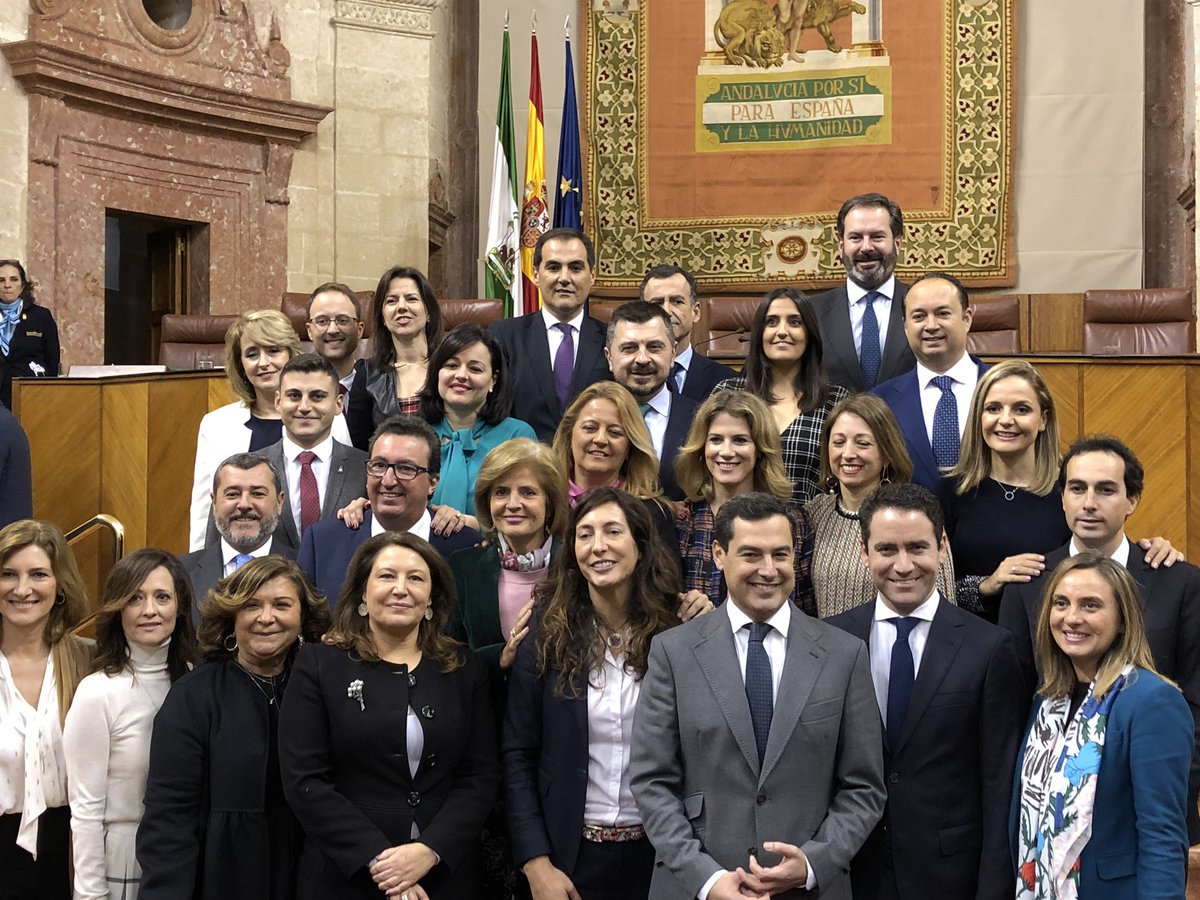 Virginiaperez11's tweet photo. Acabo de tomar posesión como parlamentaria autonómica.
Hoy es un día importante e histórico para todos.Comenzamos una etapa en el @ParlamentoAnd en la q los sevillanos por fin serán protagonistas con un gobierno del cambio con @JuanMa_Moreno como presidente.#SesionConstitutivaAnd https://t.co/PDtlrxjKti