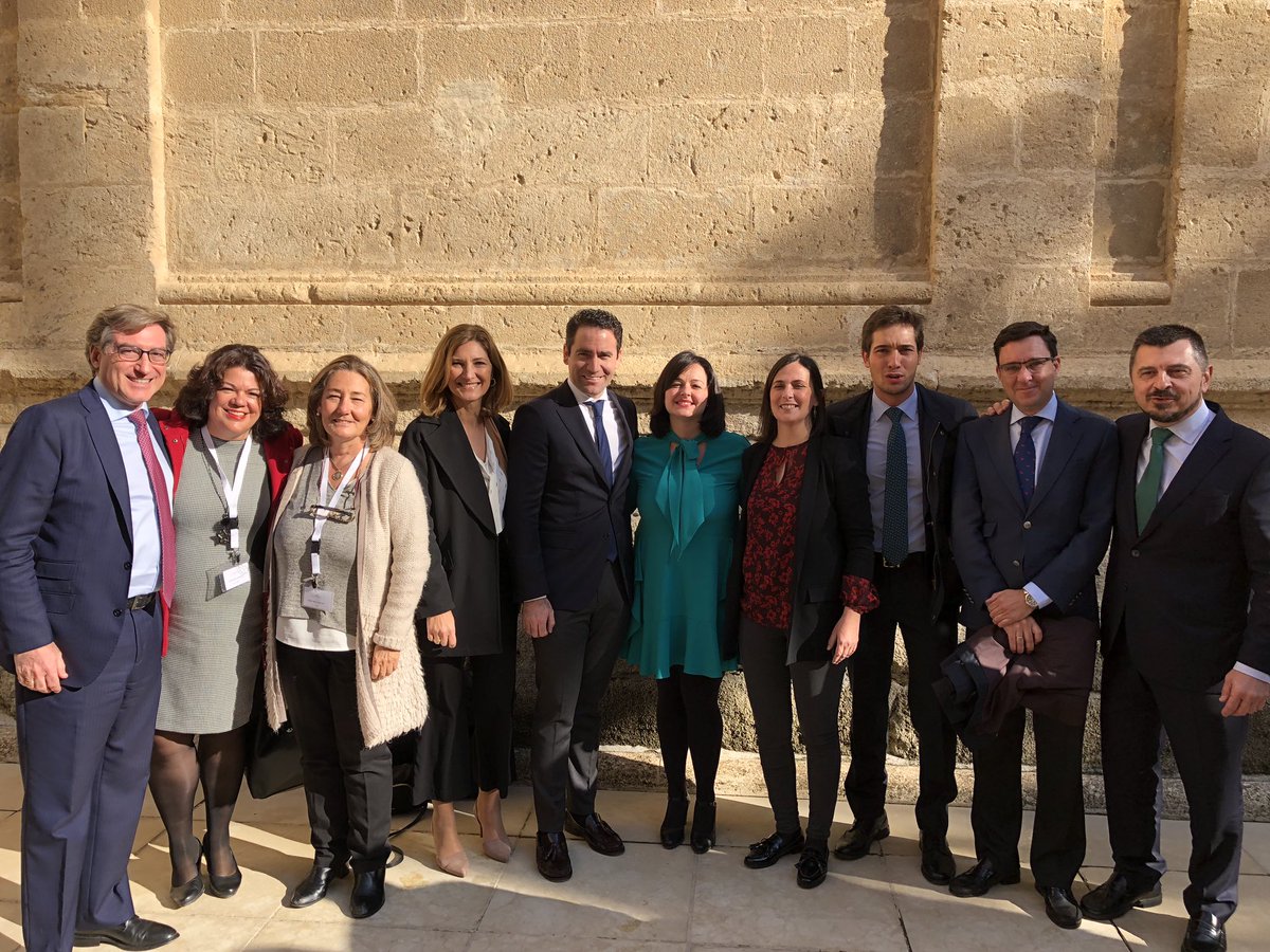 Virginiaperez11's tweet photo. Acabo de tomar posesión como parlamentaria autonómica.
Hoy es un día importante e histórico para todos.Comenzamos una etapa en el @ParlamentoAnd en la q los sevillanos por fin serán protagonistas con un gobierno del cambio con @JuanMa_Moreno como presidente.#SesionConstitutivaAnd https://t.co/PDtlrxjKti