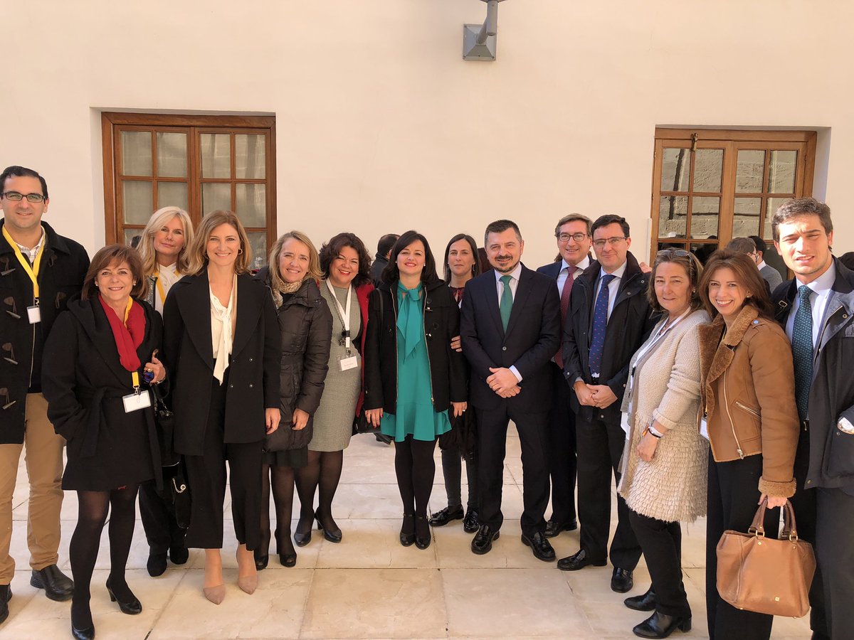 Virginiaperez11's tweet photo. Acabo de tomar posesión como parlamentaria autonómica.
Hoy es un día importante e histórico para todos.Comenzamos una etapa en el @ParlamentoAnd en la q los sevillanos por fin serán protagonistas con un gobierno del cambio con @JuanMa_Moreno como presidente.#SesionConstitutivaAnd https://t.co/PDtlrxjKti
