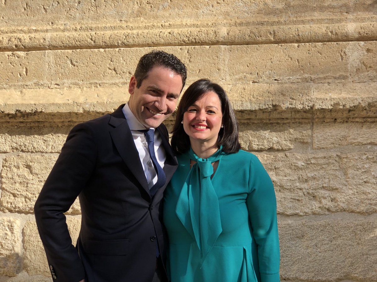 Virginiaperez11's tweet photo. Acabo de tomar posesión como parlamentaria autonómica.
Hoy es un día importante e histórico para todos.Comenzamos una etapa en el @ParlamentoAnd en la q los sevillanos por fin serán protagonistas con un gobierno del cambio con @JuanMa_Moreno como presidente.#SesionConstitutivaAnd https://t.co/PDtlrxjKti