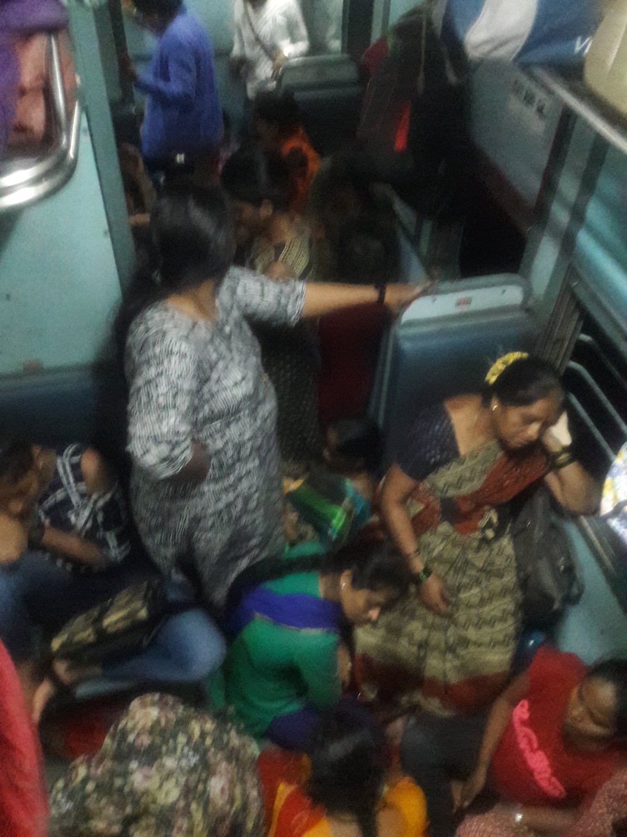 PilankarSayali's tweet photo. 24 डिब्बे की गाडीमे 20 सीट का लेडीज कंपार्टमेंट, क्या यही है महिला सक्षमीकरण? @narendramodi @PMOIndia https://t.co/iNktZEYAeL