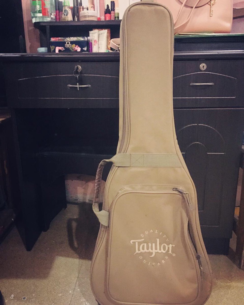 WinkQueenPeache's tweet photo. Hello! I’m selling my Baby Taylor Guitar for only 17,000 pesos. 💖

Originally bought it for almost 20k. Still in good condition. No string number 1. With guitar case. Meetups only for the safety of the guitar.

#selling #baby #Taylor #TaylorSwift #Guitar #PH https://t.co/wzyJ7gae0I
