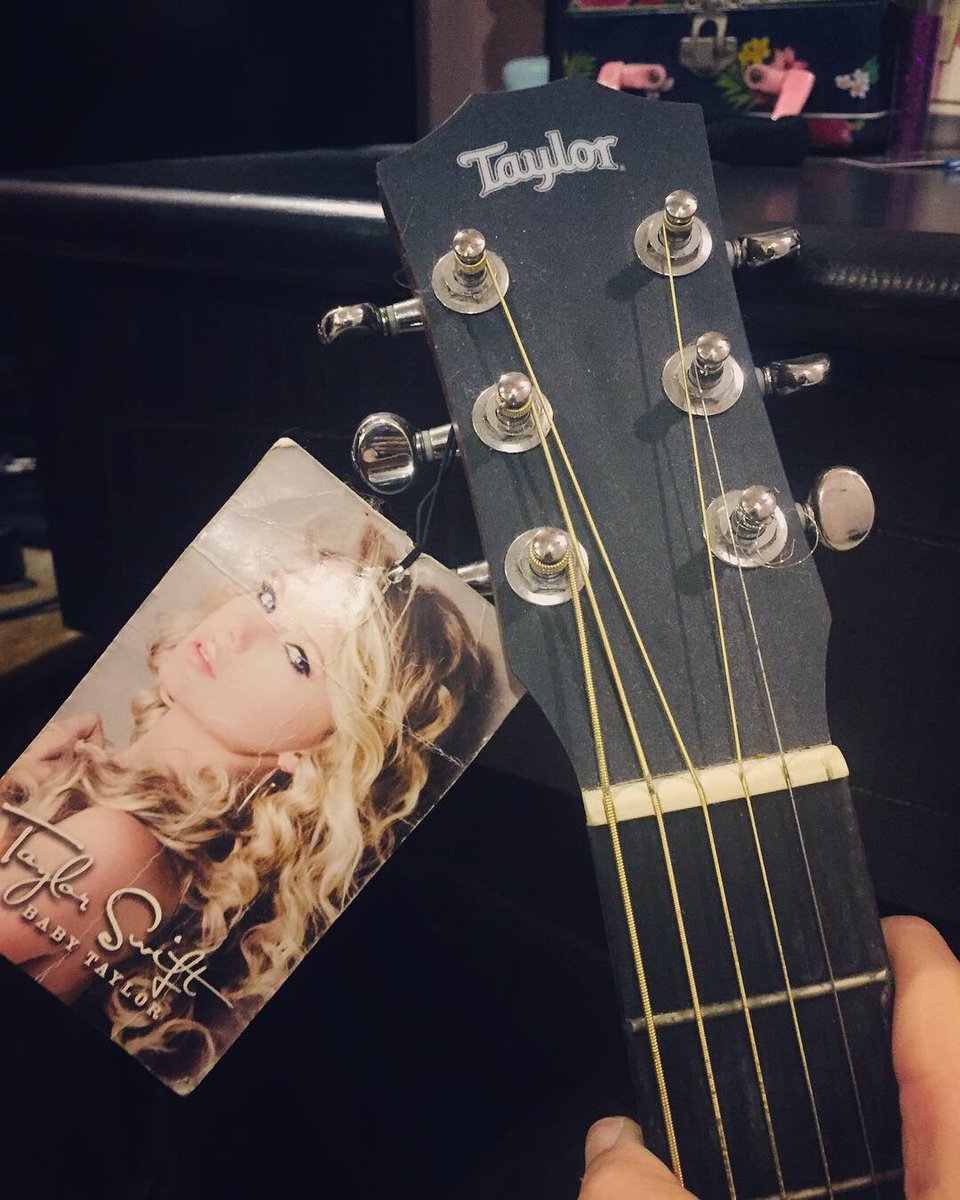 WinkQueenPeache's tweet photo. Hello! I’m selling my Baby Taylor Guitar for only 17,000 pesos. 💖

Originally bought it for almost 20k. Still in good condition. No string number 1. With guitar case. Meetups only for the safety of the guitar.

#selling #baby #Taylor #TaylorSwift #Guitar #PH https://t.co/wzyJ7gae0I