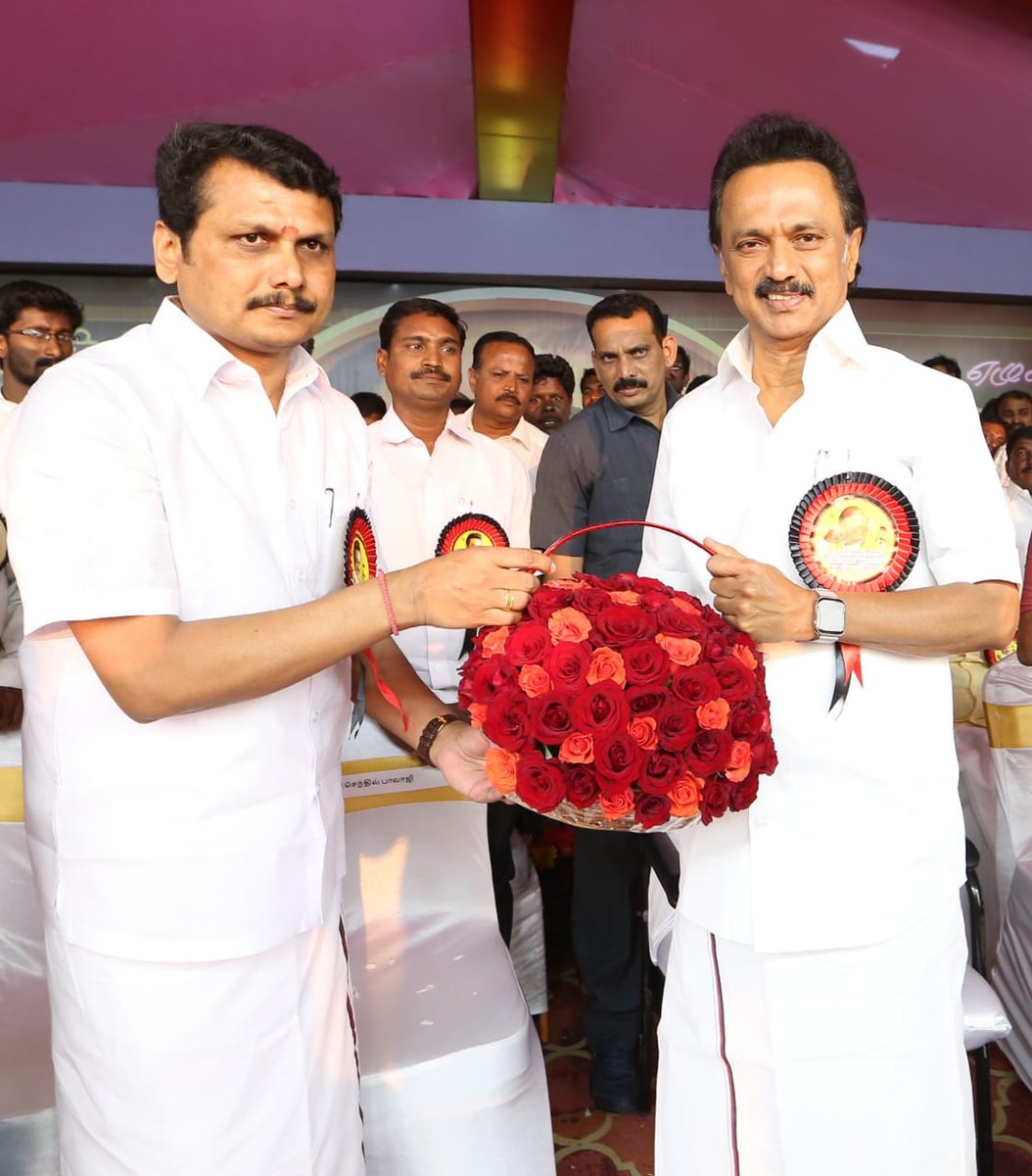 DMK4TN's tweet photo. கழக தலைவர் @mkstalin
அவர்கள் முன்னிலையில் 30 ஆயிரத்து 425 பேர் மாற்றுக் கட்சிகளில் இருந்து விலகி திரு. @SenthilbalajiV தலைமையில் திமுகவில் இணைந்தனர்.

கரூரில் நடைபெற்ற இந்த மாபெரும் விழா மற்றும் பொதுக்கூட்டத்தில் லட்சக்கணக்கானோர் திரண்டனர். https://t.co/0uiHAJ93Kg