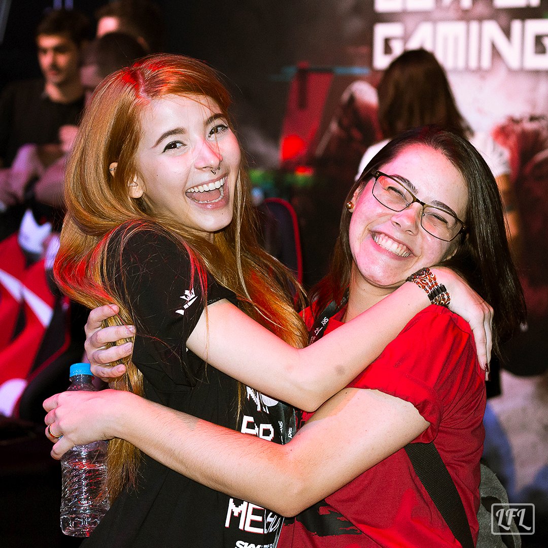 kellfluz's tweet photo. cara, eu abracei a @biancalula ♥
#goforgaming https://t.co/NFDp6PMCx3